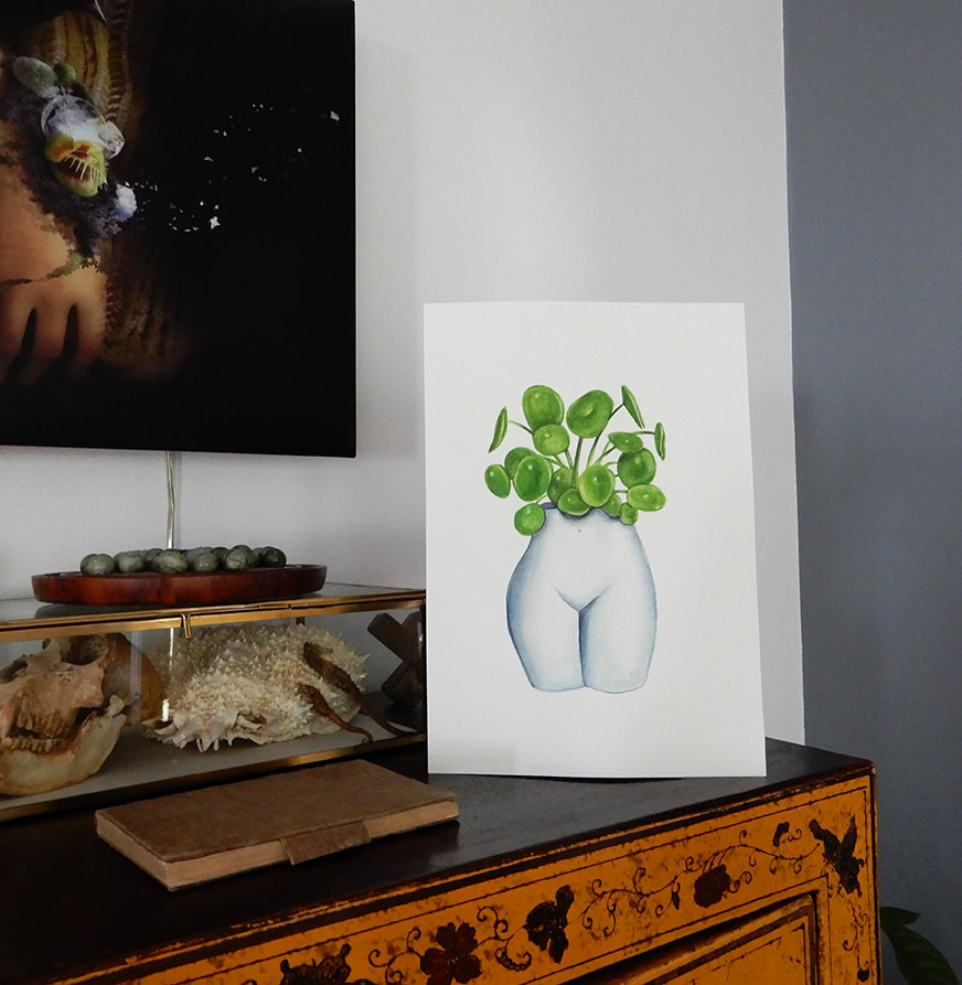 femme vase et plante Pilea