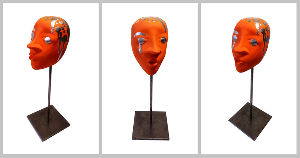 tête sculptée orange et argentée argile Kalam